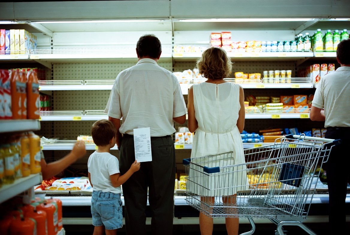 Retroceso del consumo en Argentina, Eric Nesich, Economía y Negocios, Acciones del Merval, Introductora, Rigolleau, La Anónima, Fiplasto