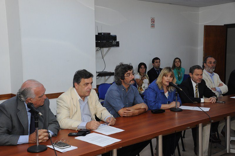 Legisladores opositores, en apoyo al periodismo