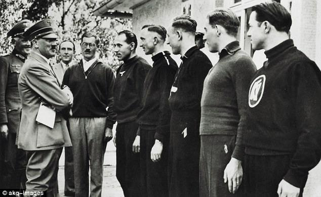 Adolf Hitler, junto a atletas alemanes | Foto: AKG, Daily Mail (UK)