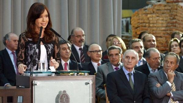 Cristina Kirchner, seguida por Fernando De la Rúa