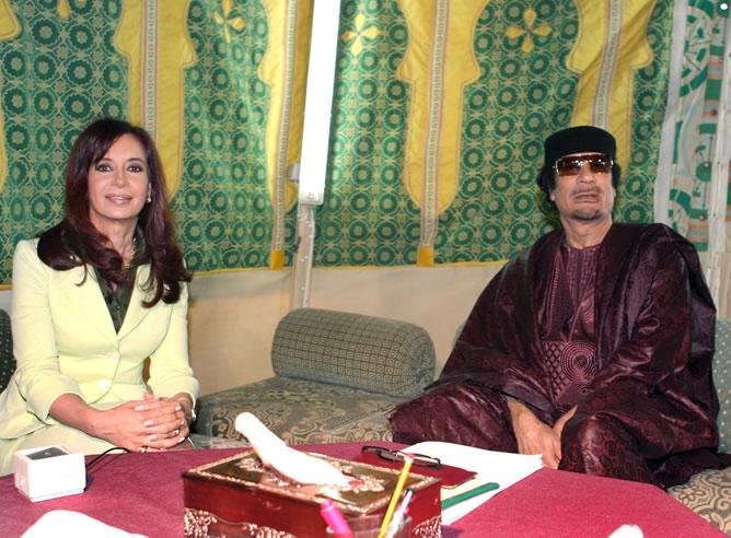 Cristina Kirchner junto a Muammar Kaddafy