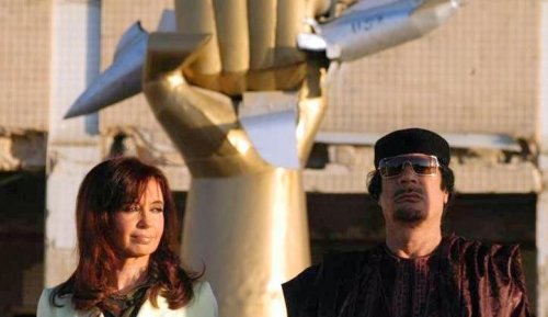Cristina Kirchner y Muammar Qadafy