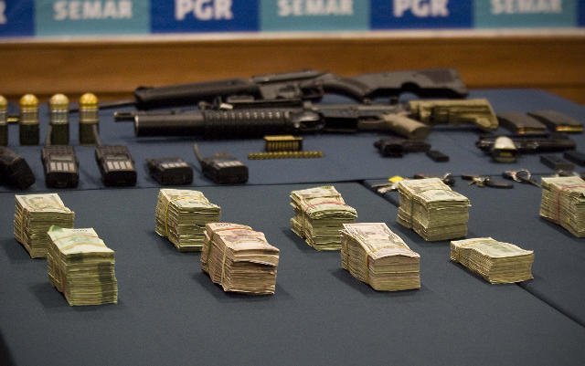 Armas y dinero de las drogas