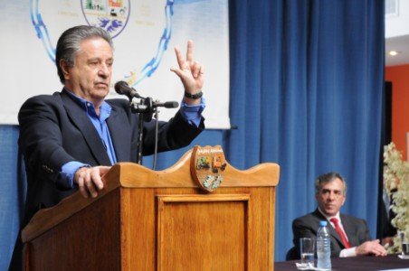 Eduardo Duhalde y Jesús Cariglino en Malvinas Argentinas