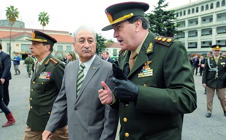 Jefe del Ejército Luis Pozzi, Arturo Puricelli (Defensa) y Gral. Milani (der.)