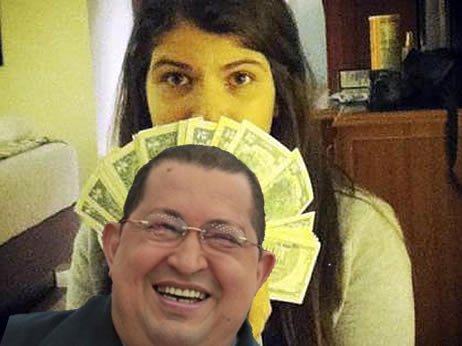 Hugo Chávez Frías y su hija menor, sosteniendo billetes de cien dólares