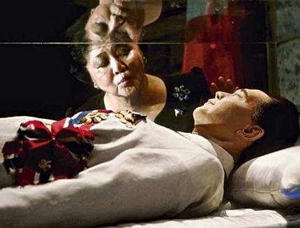 Imelda Marcos y el ataúd de cristal de su difunto esposo