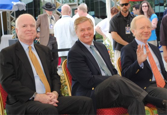 John McCain y otros congresistas en Kabul
