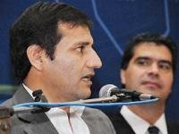 José Mongeló -funcionario de la Gobernación del Chaco-, observado por Jorge Capi