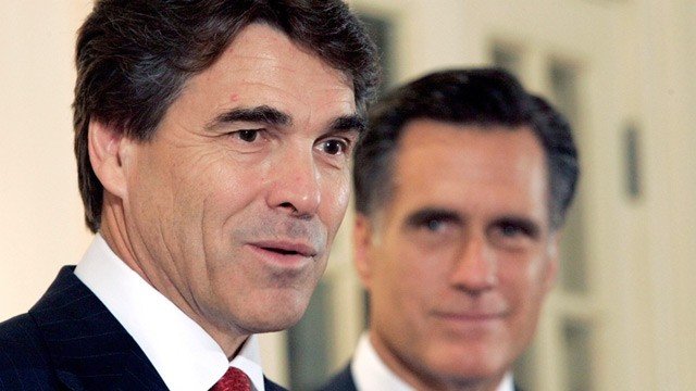 Rick Perry (primer plano) y Mitt Romney, candidatos republicanos
