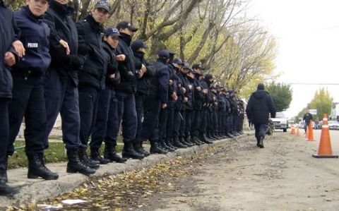 Policías autoacuartelados en Santa Cruz