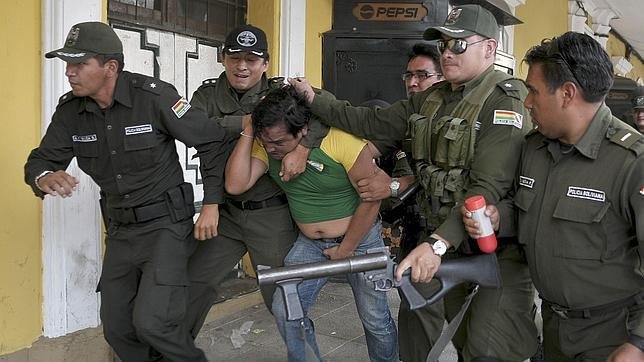 Protestas dejan como saldo una violenta represión de parte de la policía bolivia