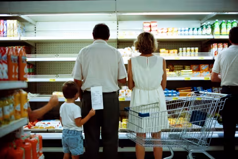 Retroceso del consumo en Argentina, Eric Nesich, Economía y Negocios, Acciones del Merval, Introductora, Rigolleau, La Anónima, Fiplasto