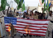 Paquistaníes encienden una bandera de Estados Unidos