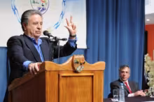 Eduardo Duhalde y Jesús Cariglino en Malvinas Argentinas