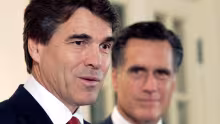 Rick Perry (primer plano) y Mitt Romney, candidatos republicanos