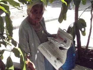 Mujer vendiendo el diario Granma en Cuba